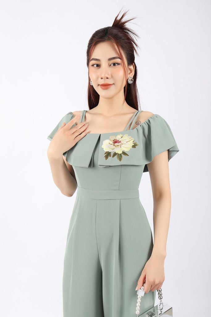 FJS3166 - Jumpsuit công sở vải tuytsi dáng suông ống rộng hai dây bèo ngực đổ vai phối họa tiết thêu khóa thân sau - PANTIO