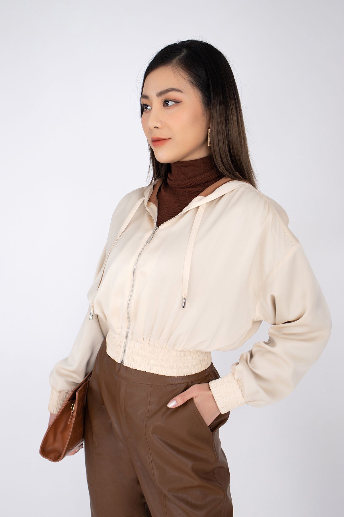 FKM7654 - Áo khoác chất liệu lụa bóng dáng croptop có mũ bo đai - PANTIO