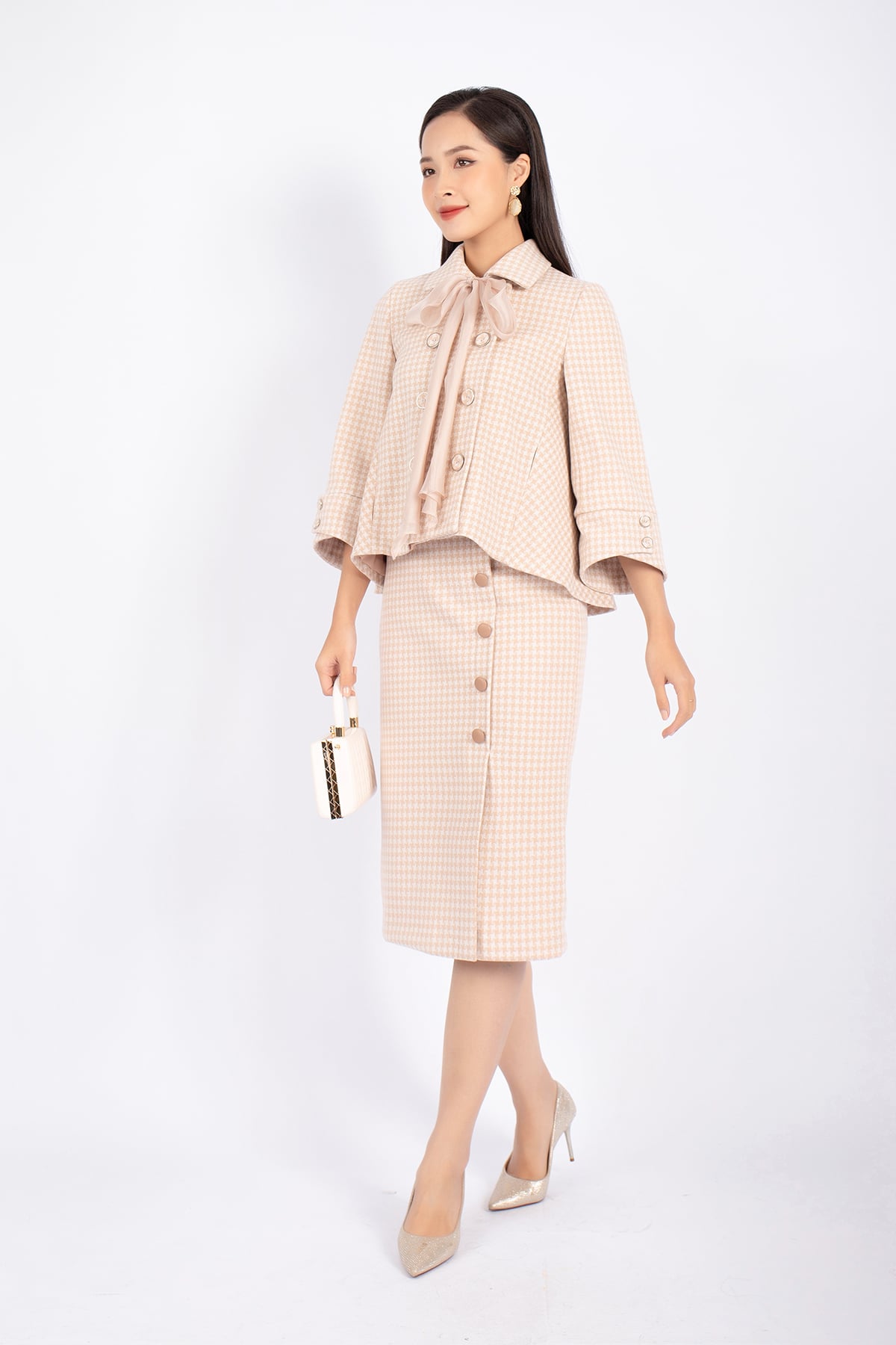 FKM9676 - Áo khoác công sở vải dạ dáng A cổ đức tay loe cài cúc phối vải tơ tạo nơ trang trí - PANTIO