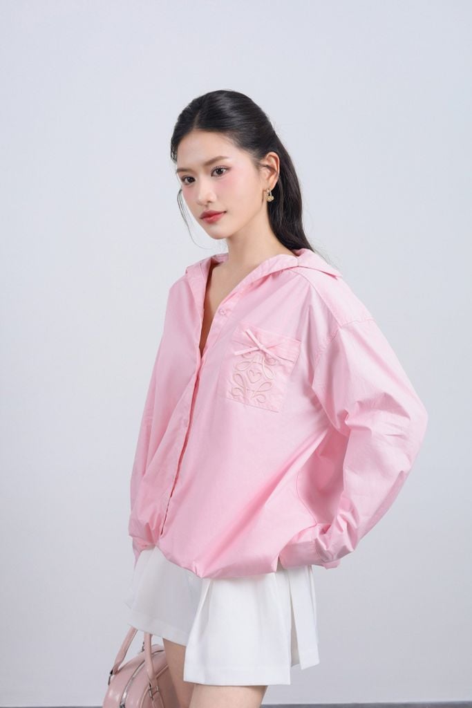 FKM9708 - Áo sơ mi kiểu vải thô kate dáng suông cổ đức tay phối măng sec ngực áo có túi thêu hoạ tiết cao cấp gấu áo bo tạo kiểu - JAN.