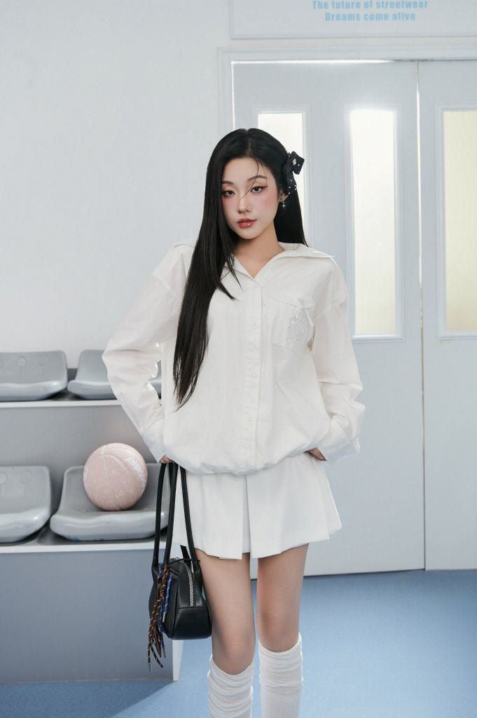 FKM9708 - Áo sơ mi kiểu vải thô kate dáng suông cổ đức tay phối măng sec ngực áo có túi thêu hoạ tiết cao cấp gấu áo bo tạo kiểu - JAN.
