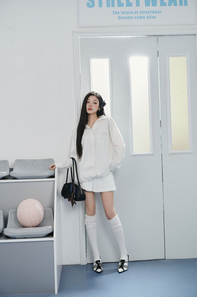 FKM9708 - Áo sơ mi kiểu vải thô kate dáng suông cổ đức tay phối măng sec ngực áo có túi thêu hoạ tiết cao cấp gấu áo bo tạo kiểu - JAN.