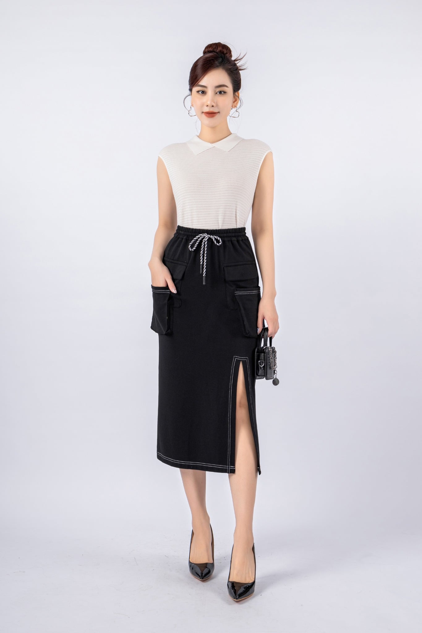 FJD91126 - Chân váy dạo phố vải cotton dáng bút chì cạp chun dây rút thân phối túi hộp hai bên tạo kiểu diễu chỉ viền trang trí xẻ lệch thân trước - PANTIO