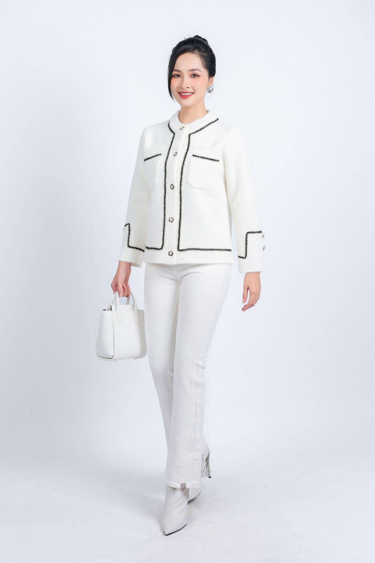 FOL448 - Áo len thời trang cao cấp dáng suông cổ tròn thân áo hoạ tiết đính khuy đá tạo kiểu - PANTIO