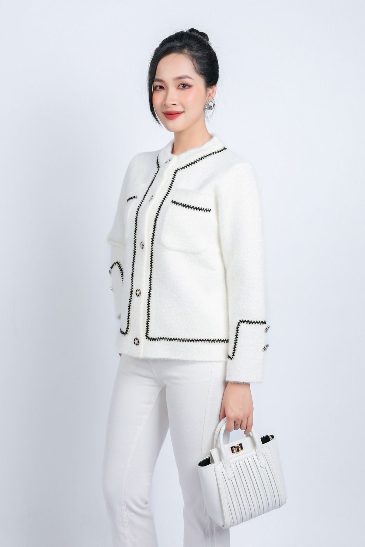 FOL448 - Áo len thời trang cao cấp dáng suông cổ tròn thân áo hoạ tiết đính khuy đá tạo kiểu - PANTIO