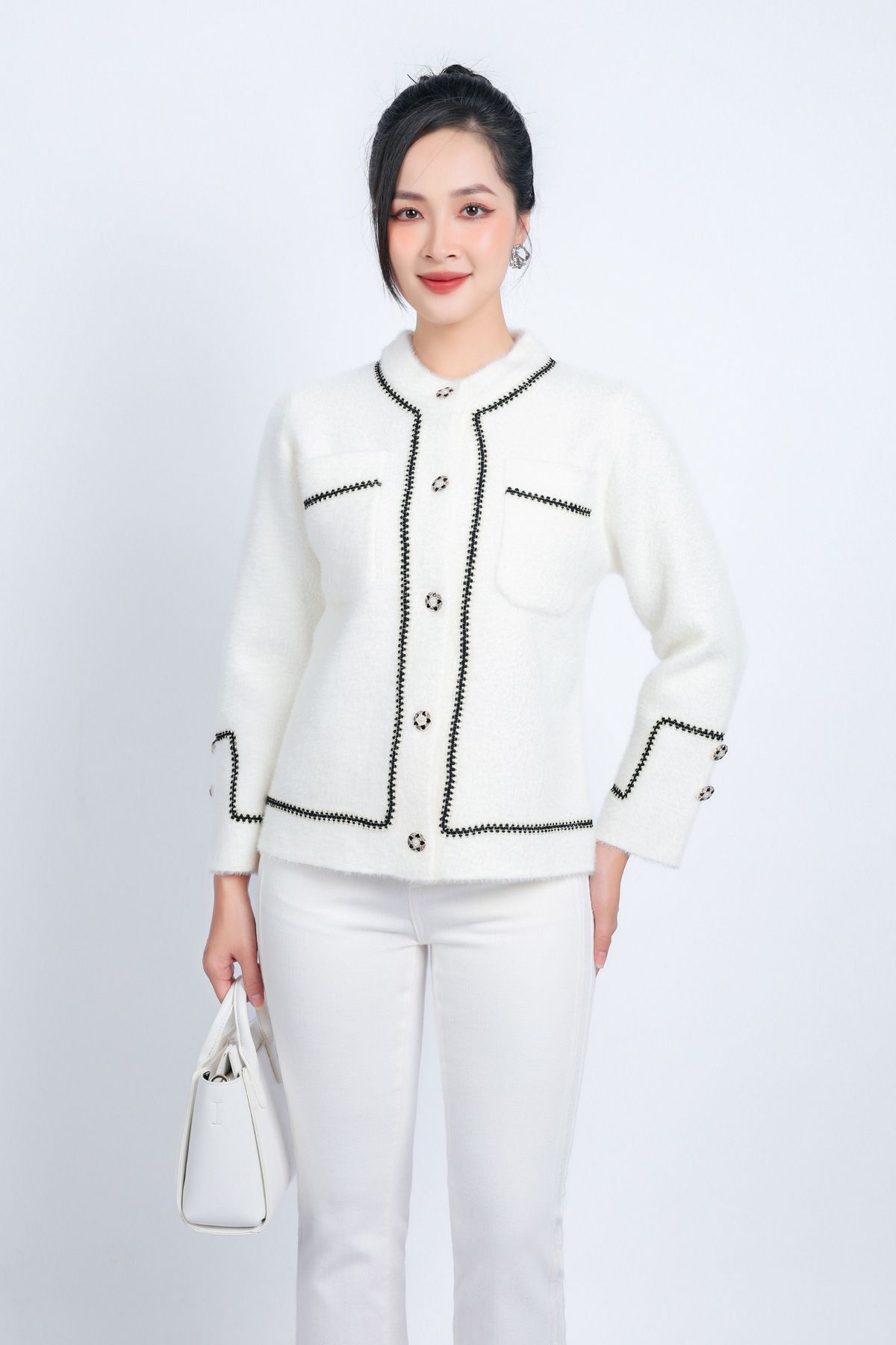 FOL448 - Áo len thời trang cao cấp dáng suông cổ tròn thân áo hoạ tiết đính khuy đá tạo kiểu - PANTIO