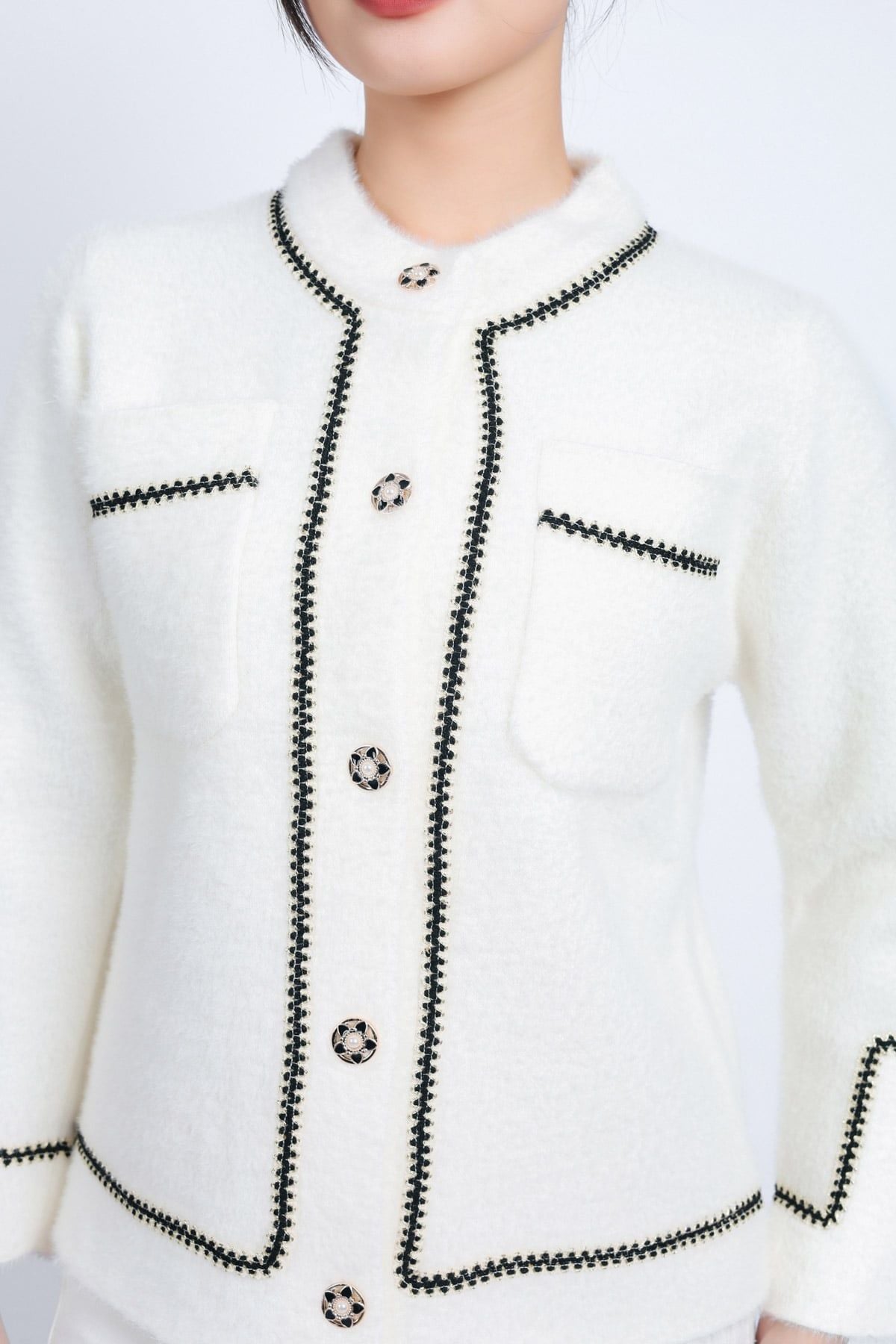 FOL448 - Áo len thời trang cao cấp dáng suông cổ tròn thân áo hoạ tiết đính khuy đá tạo kiểu - PANTIO