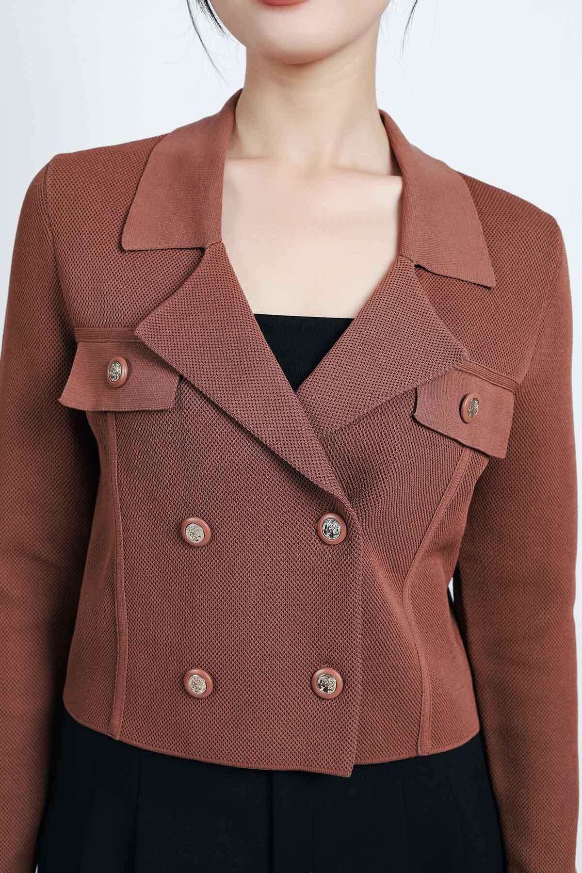 FOL453 - Áo len thời trang cao cấp dáng suông cổ hai ve thân áo đính khuy trang trí - PANTIO