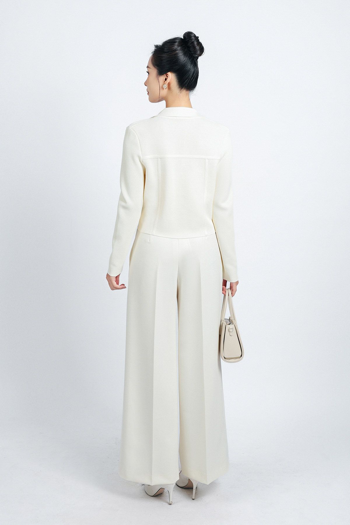 FOL453 - Áo len thời trang cao cấp dáng suông cổ hai ve thân áo đính khuy trang trí - PANTIO