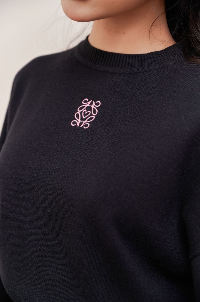 FOL510 - Áo len dáng croptop, tay dài bồng bo cửa tay, thêu logo, bo gấu, bo cổ, vai trễ - JAN.