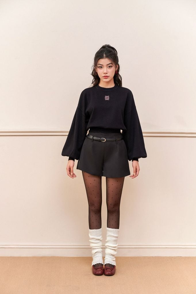 FOL510 - Áo len dáng croptop, tay dài bồng bo cửa tay, thêu logo, bo gấu, bo cổ, vai trễ - JAN.