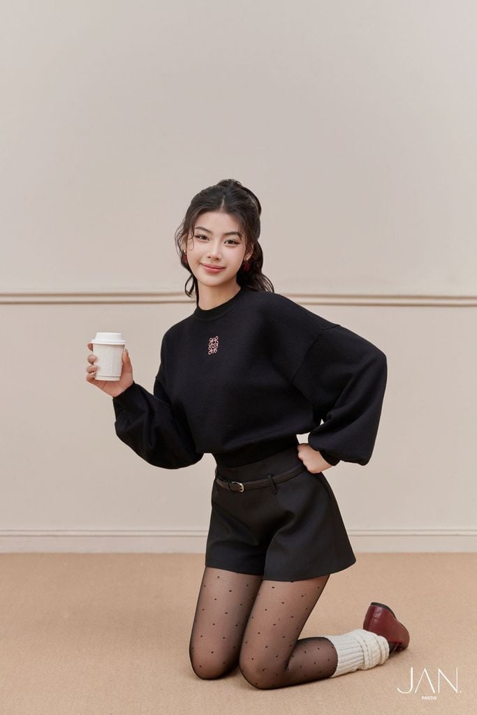 FOL510 - Áo len dáng croptop, tay dài bồng bo cửa tay, thêu logo, bo gấu, bo cổ, vai trễ - JAN.