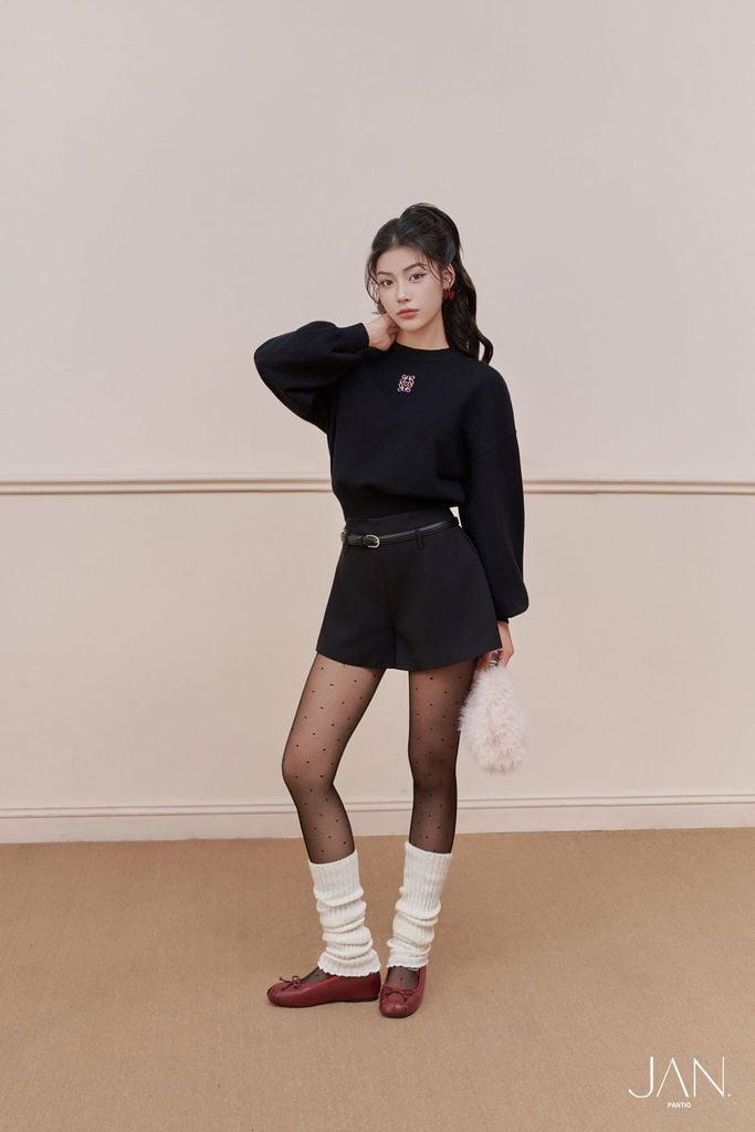 FOL510 - Áo len dáng croptop, tay dài bồng bo cửa tay, thêu logo, bo gấu, bo cổ, vai trễ - JAN.