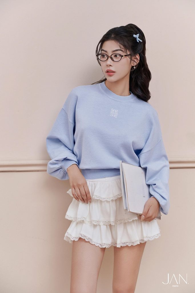 FOL510 - Áo len dáng croptop, tay dài bồng bo cửa tay, thêu logo, bo gấu, bo cổ, vai trễ - JAN.
