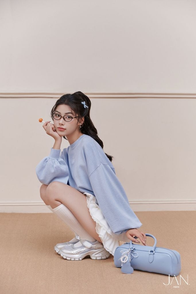 FOL510 - Áo len dáng croptop, tay dài bồng bo cửa tay, thêu logo, bo gấu, bo cổ, vai trễ - JAN.