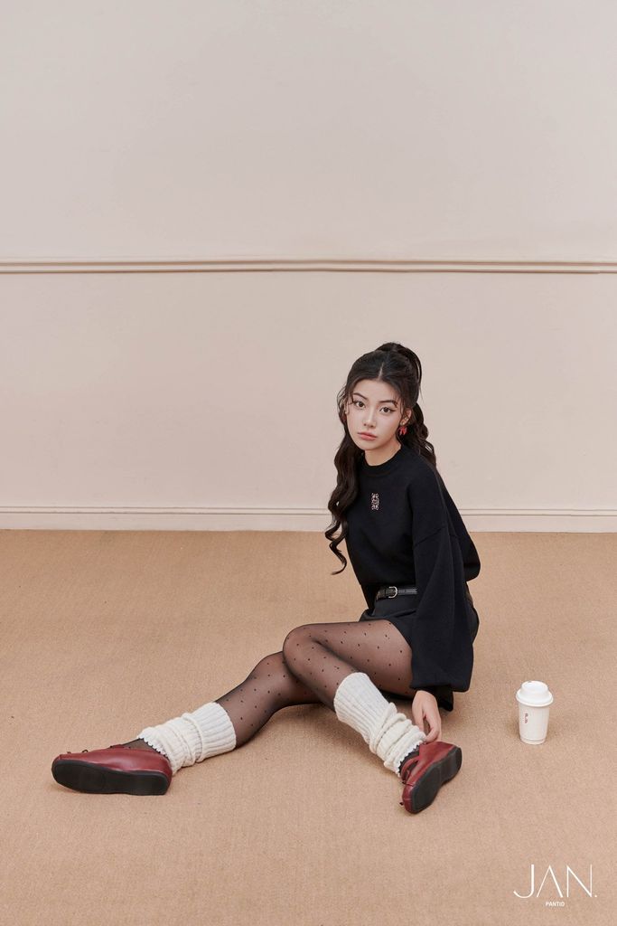 FQN9383 - Quần short, cạp liền cạp cao, túi sườn, đỉa ngang rốn, khóa giọt lệ thân sau - JAN.