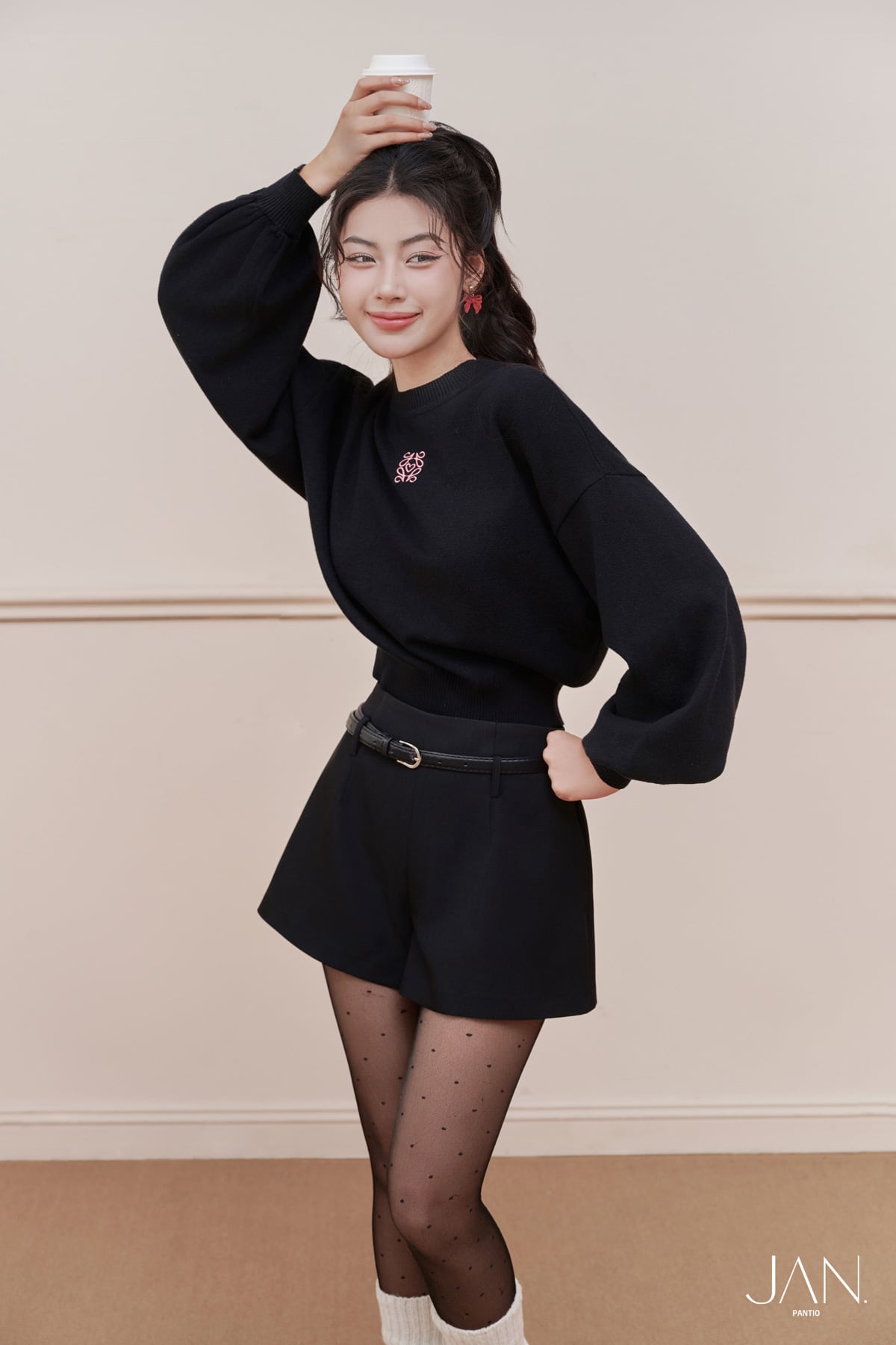 FQN9383 - Quần short, cạp liền cạp cao, túi sườn, đỉa ngang rốn, khóa giọt lệ thân sau - JAN.