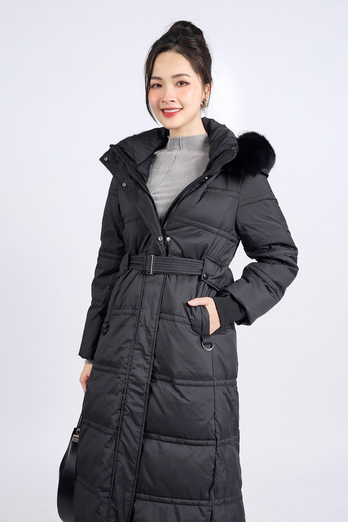 FMV055 - Áo khoác lông vũ cao cấp dáng suông dài có mũ viền lông mềm thân áo có túi hai bên kèm dây đai tạo kiểu - PANTIO