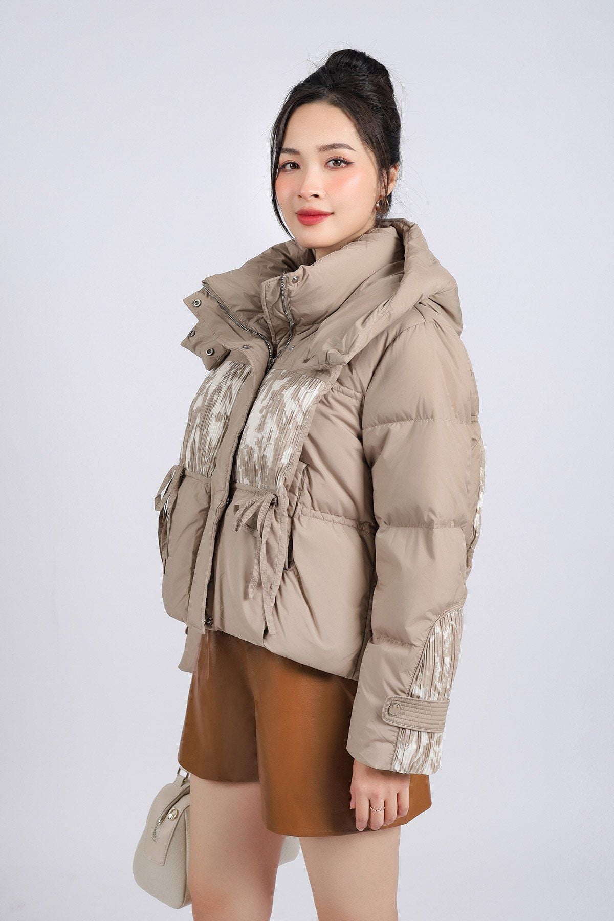 FMV060 - Áo phao lông vũ cao cấp dáng suông ngắn có mũ eo phối dây rút thân áo hoạ tiết thời trang - PANTIO