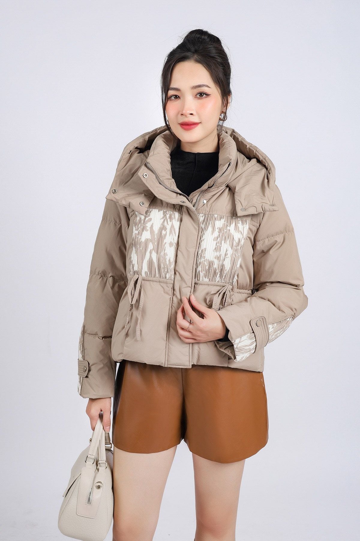 FMV060 - Áo phao lông vũ cao cấp dáng suông ngắn có mũ eo phối dây rút thân áo hoạ tiết thời trang - PANTIO