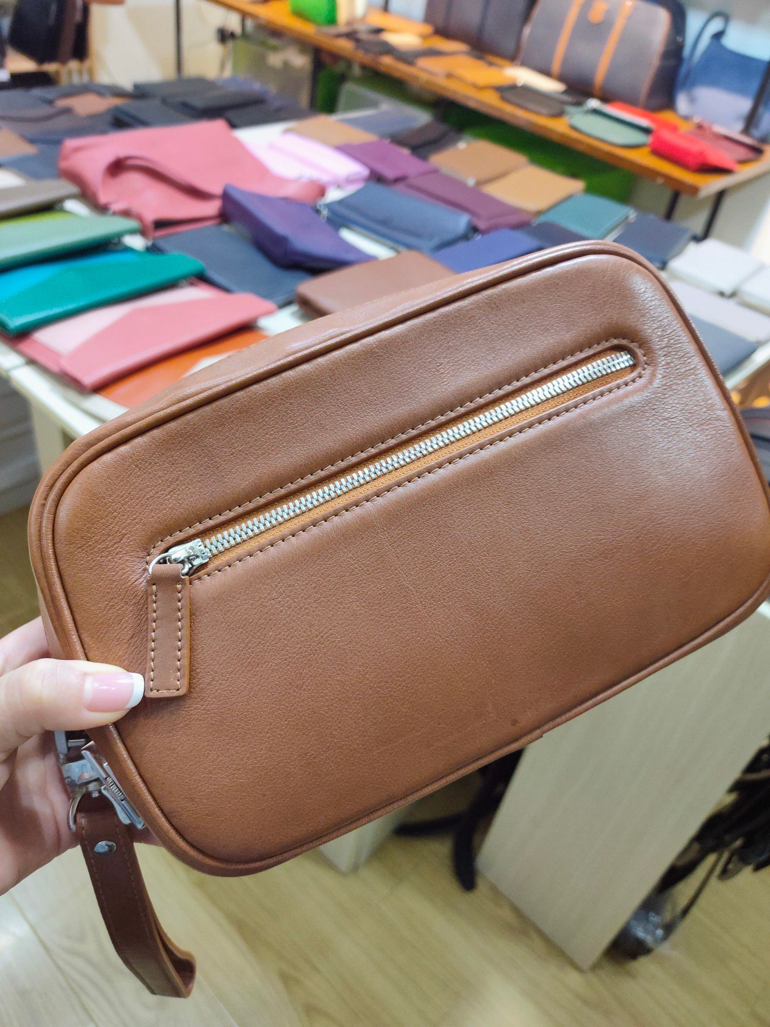  HW03-21- CLUTCH NAM có khóa số MÀU NÂU  Bò 