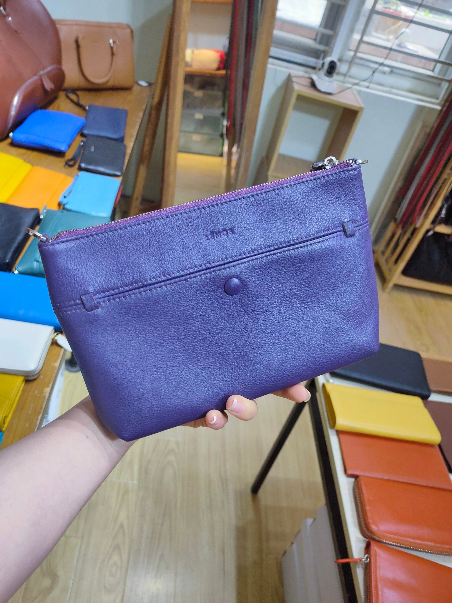  CROSSBODY BAG - IN NATURAL MILLED LEATHER - GV75-92 