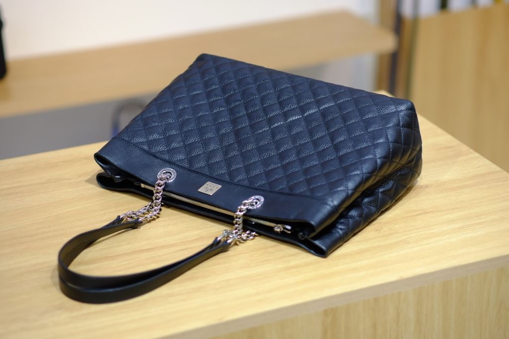  Đặt làm túi size 40- màu đen- lót vải da lộn-phụ kiện trắng- logo kim loại 