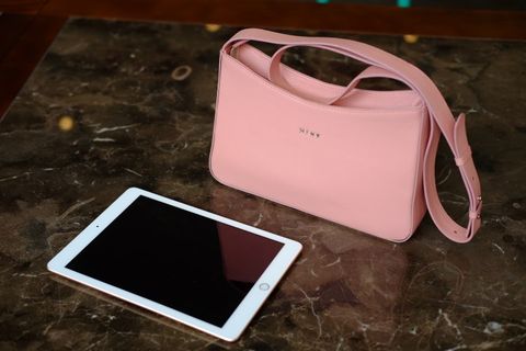  BERRY- Túi đeo chéo, đeo vai da bò thật màu hồng nhạt IT05-32 