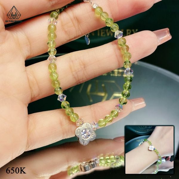  SC056  VÒNG ĐÁ PERIDOT MIX CHARM HOA LOVE 