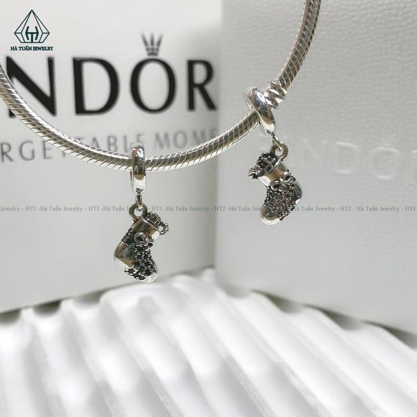  C392 Charm treo chiếc giày 