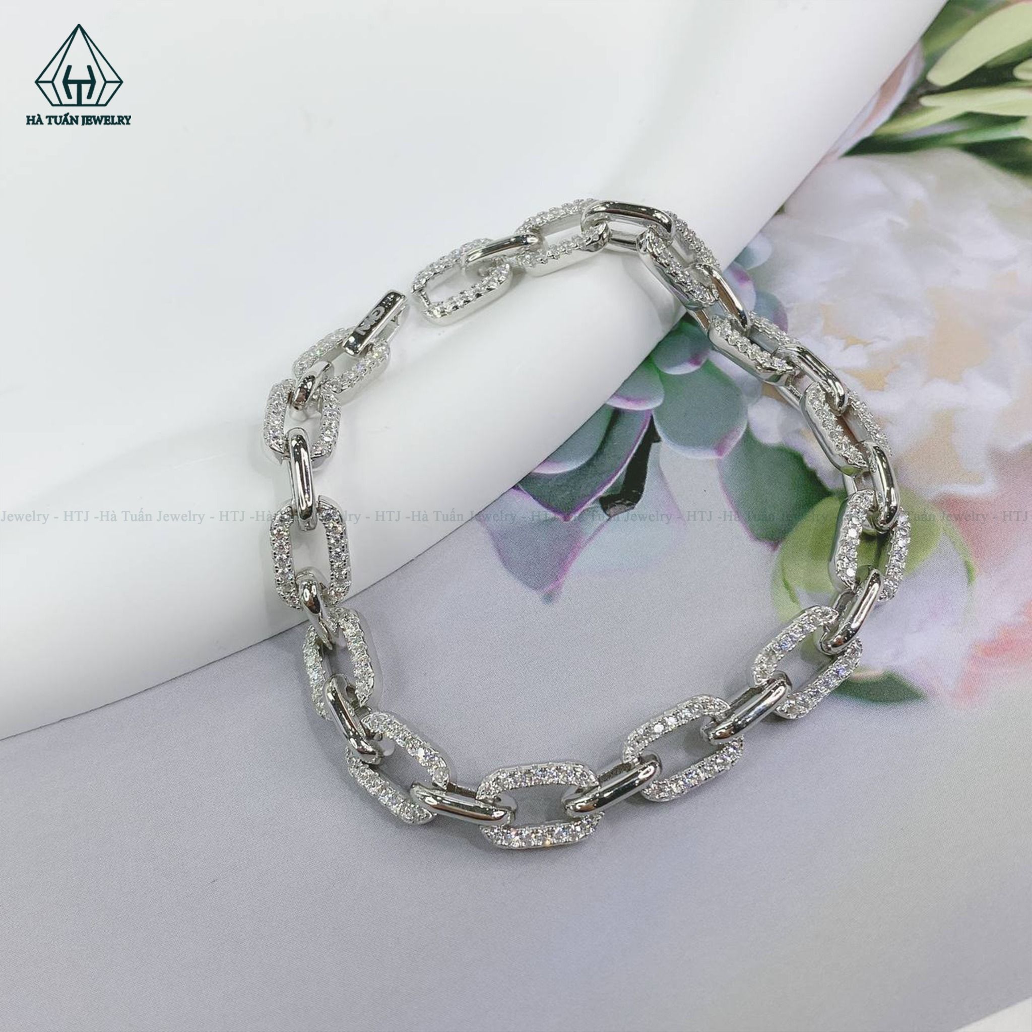  B809 Lắc tay xích đá 