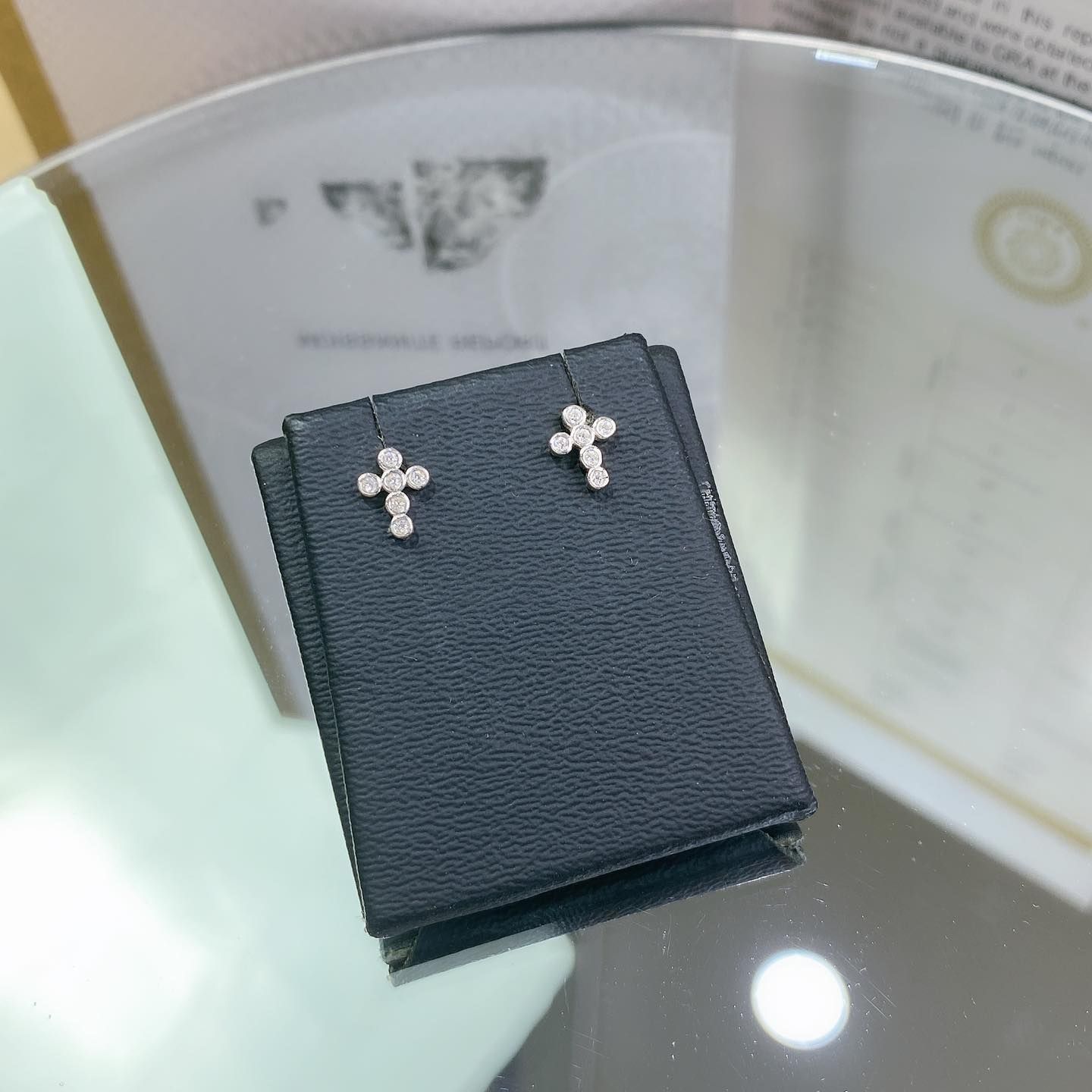  E901 Bông tai thánh giá đá 