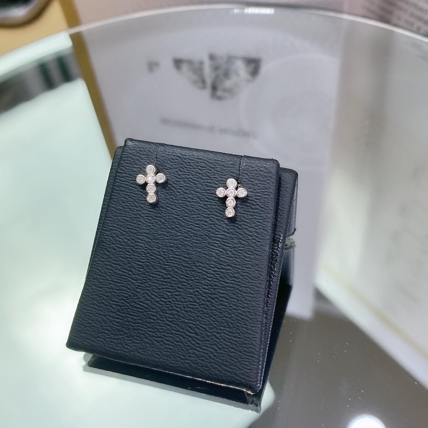  E901 Bông tai thánh giá đá 