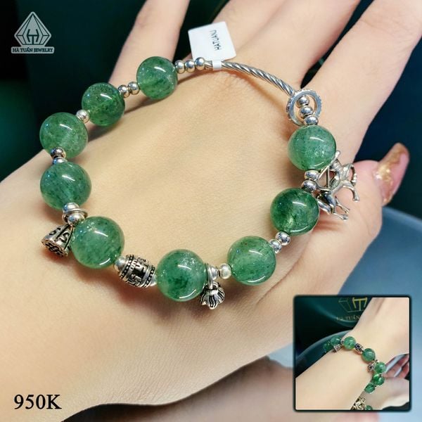  SC017 VÒNG T.A DÂU TÂY XANH PHỐI CHARM NHÂN MÃ 