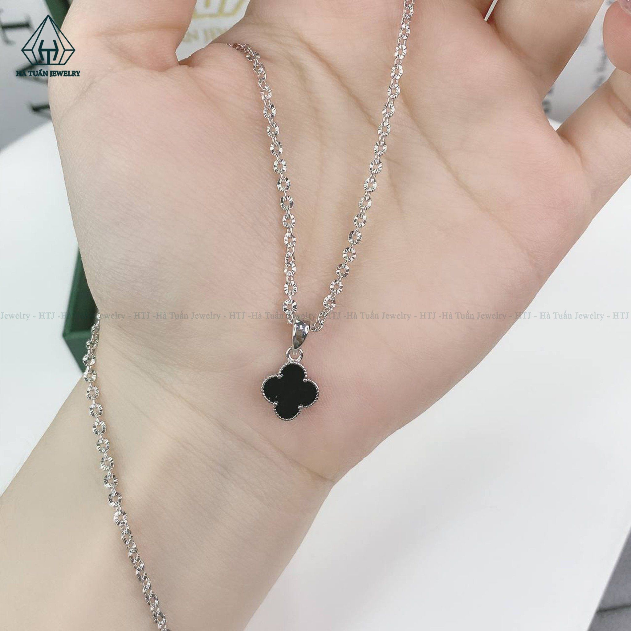  P364 Mặt cỏ 4 lá đen 