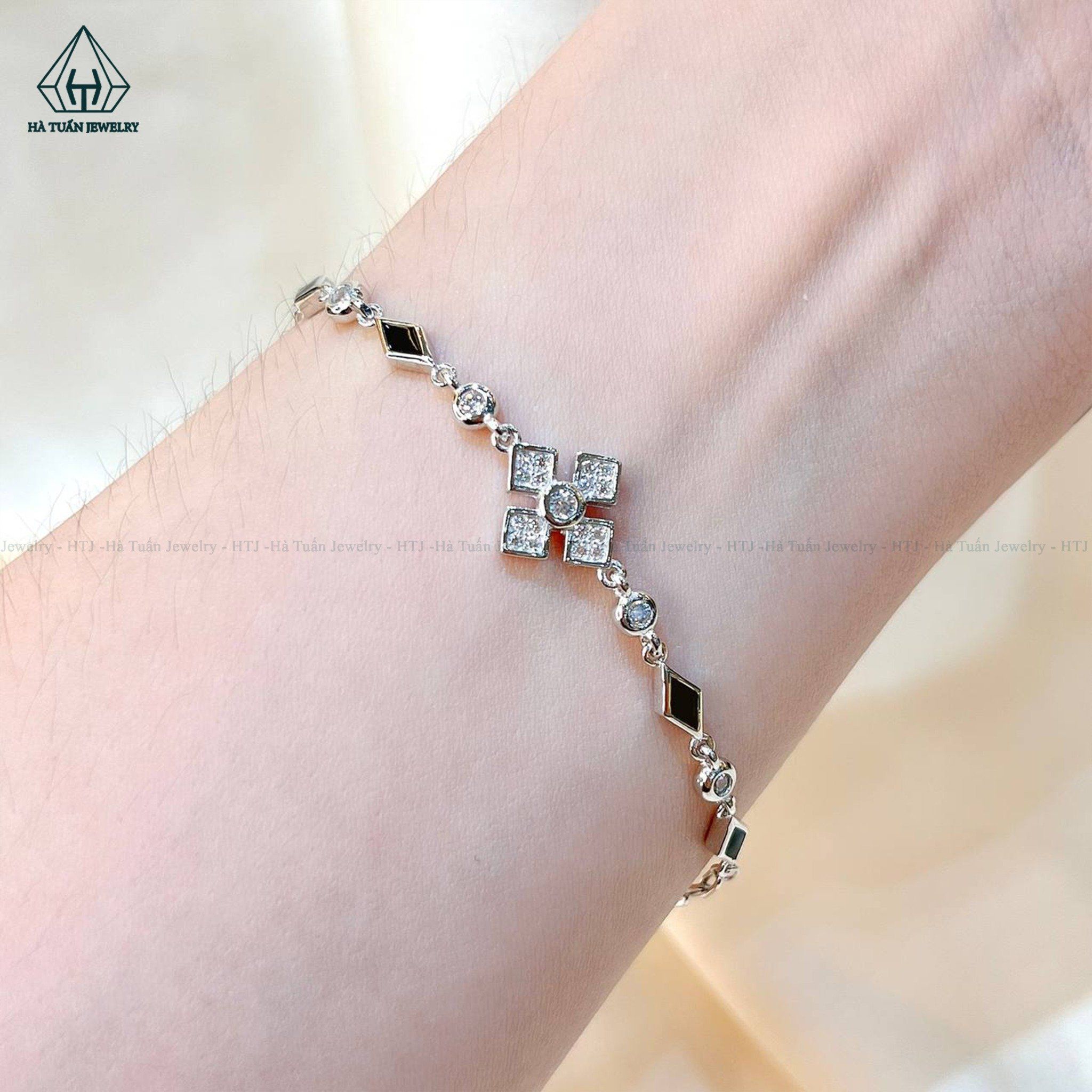  B817 Lắc tay hình thoi phối hoa 