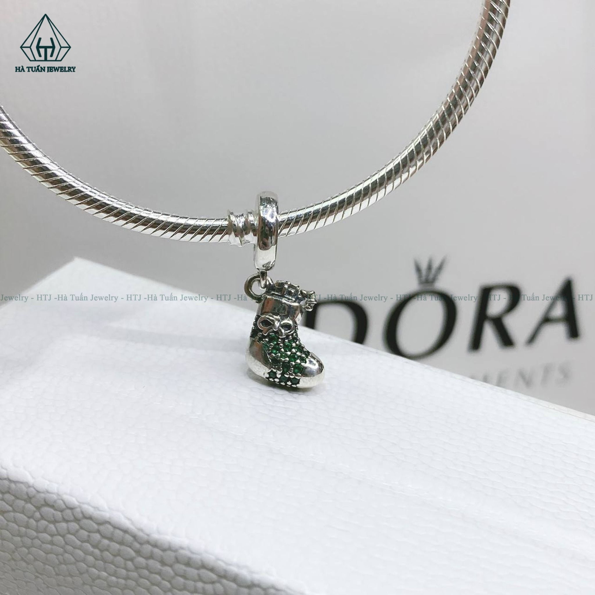  C392 Charm treo chiếc giày 
