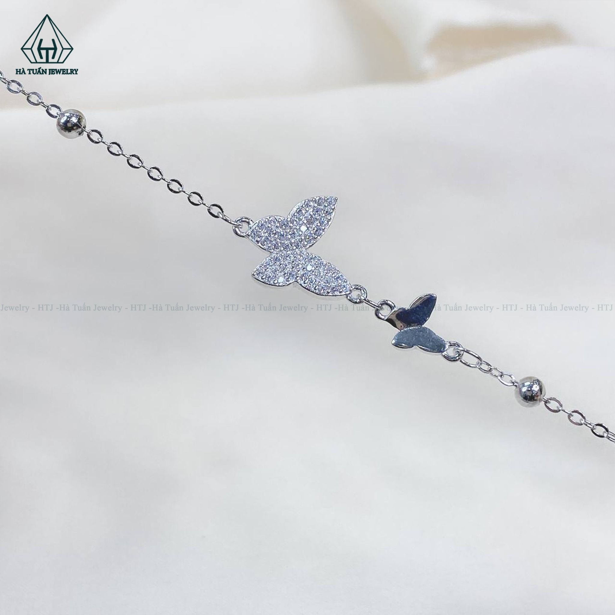  B838 Lắc tay bướm 
