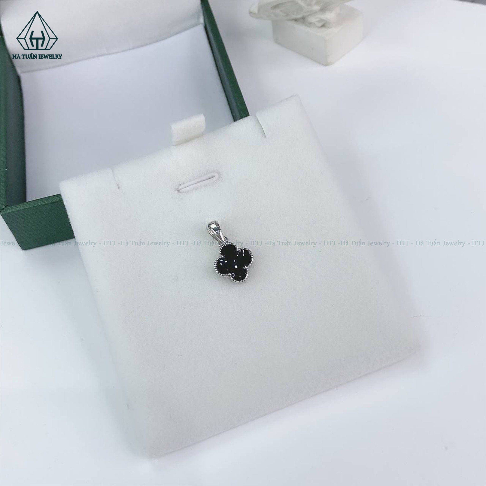  P364 Mặt cỏ 4 lá đen 