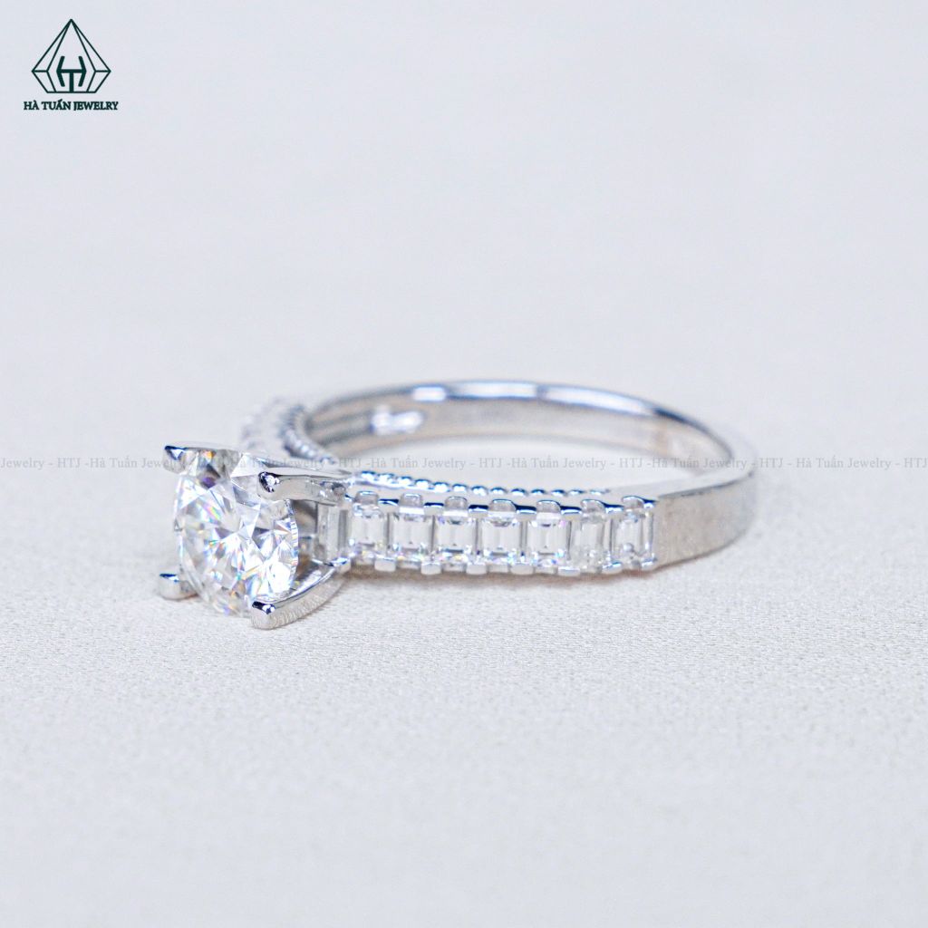 RX557 FULL MOIS 6.3mm Nhẫn nữ viền baguette