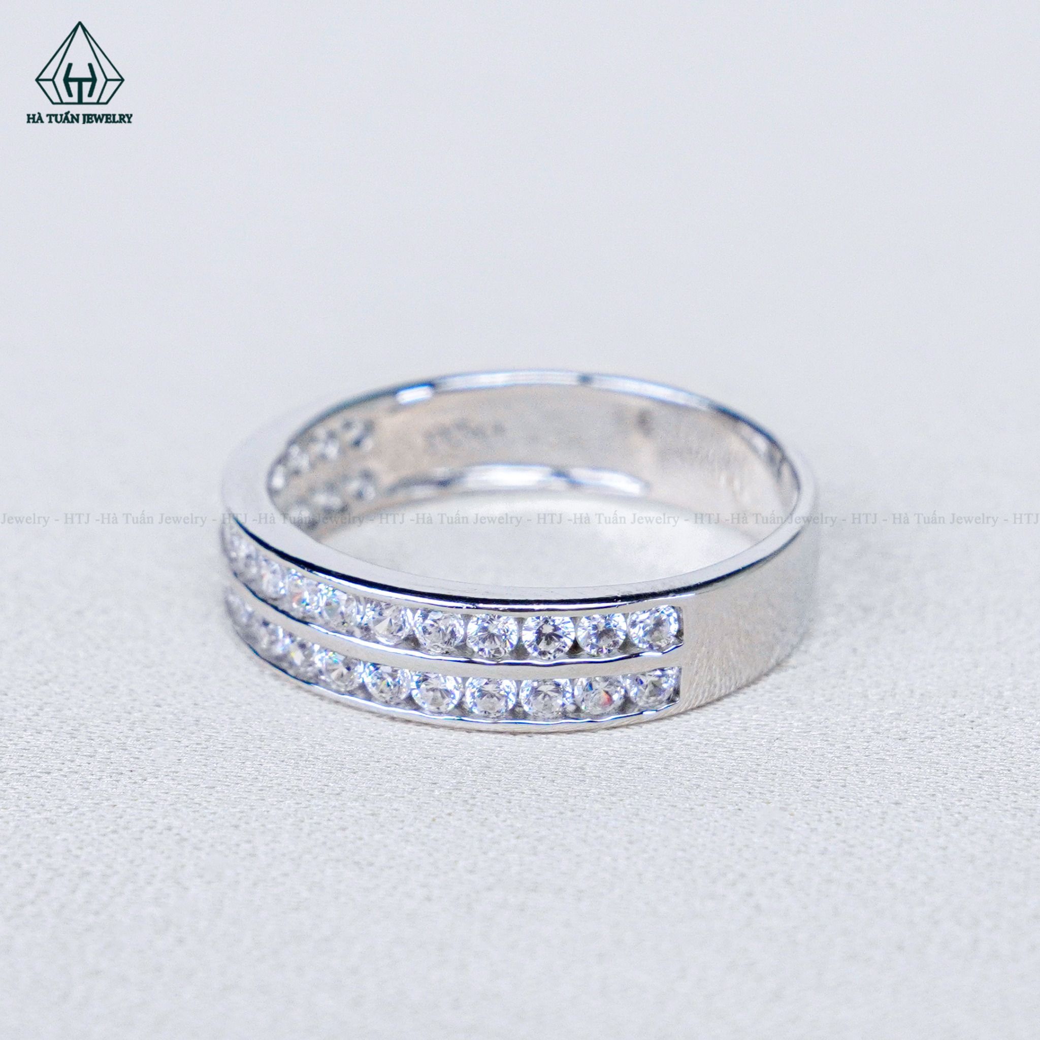  R986 Nhẫn nữ nửa hàng đá 2 vành 