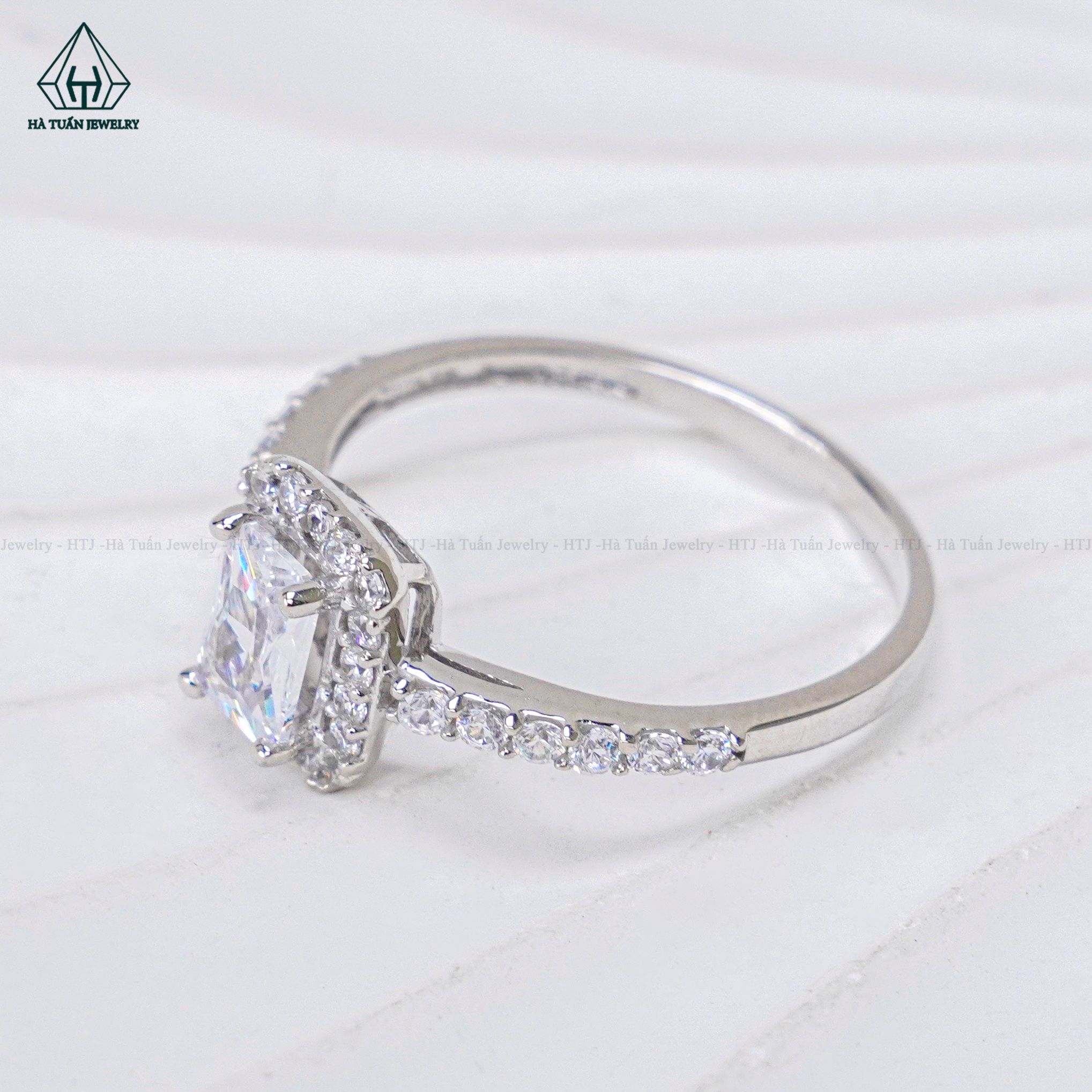  R947 Nhẫn nữ kiều Radiant 6*8 