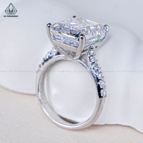 R962 Nhẫn nữ Emerald 10*12 trắng