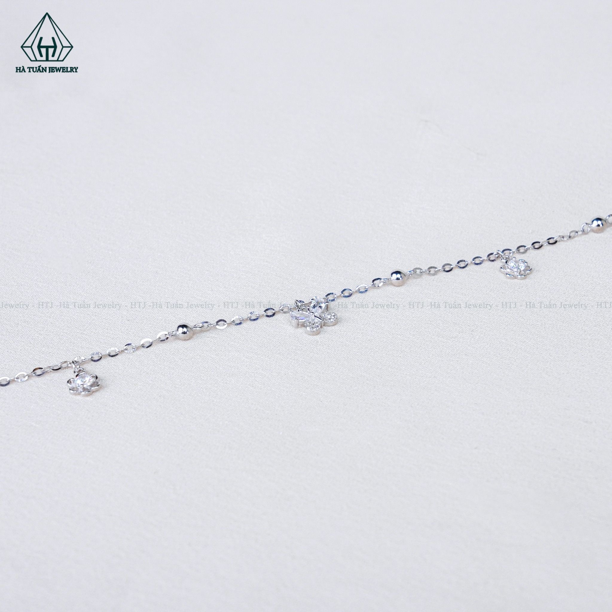  A434 Lắc chân bướm đá 