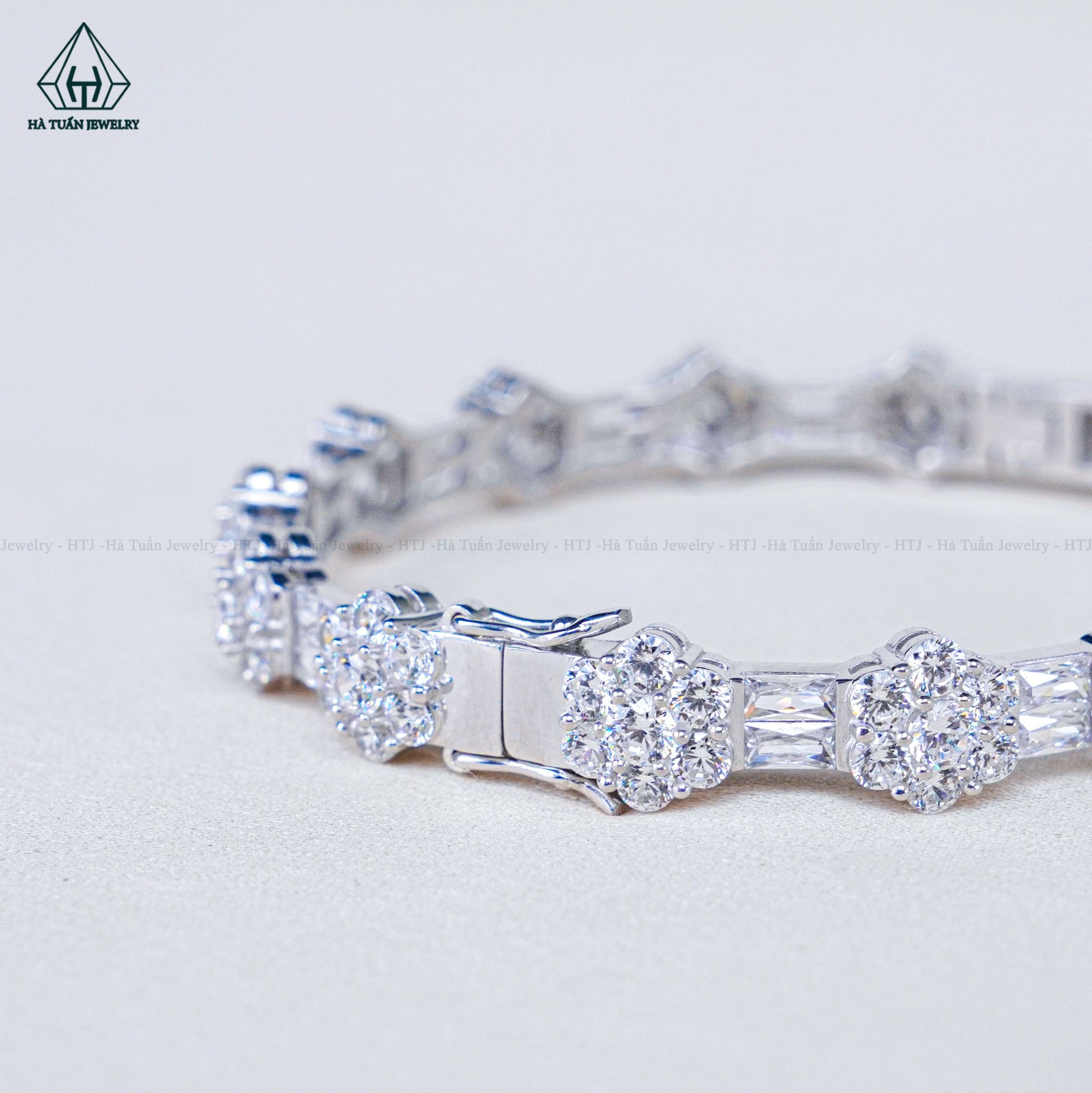  B985 Lắc tay viền hoa xen kẽ baguette 