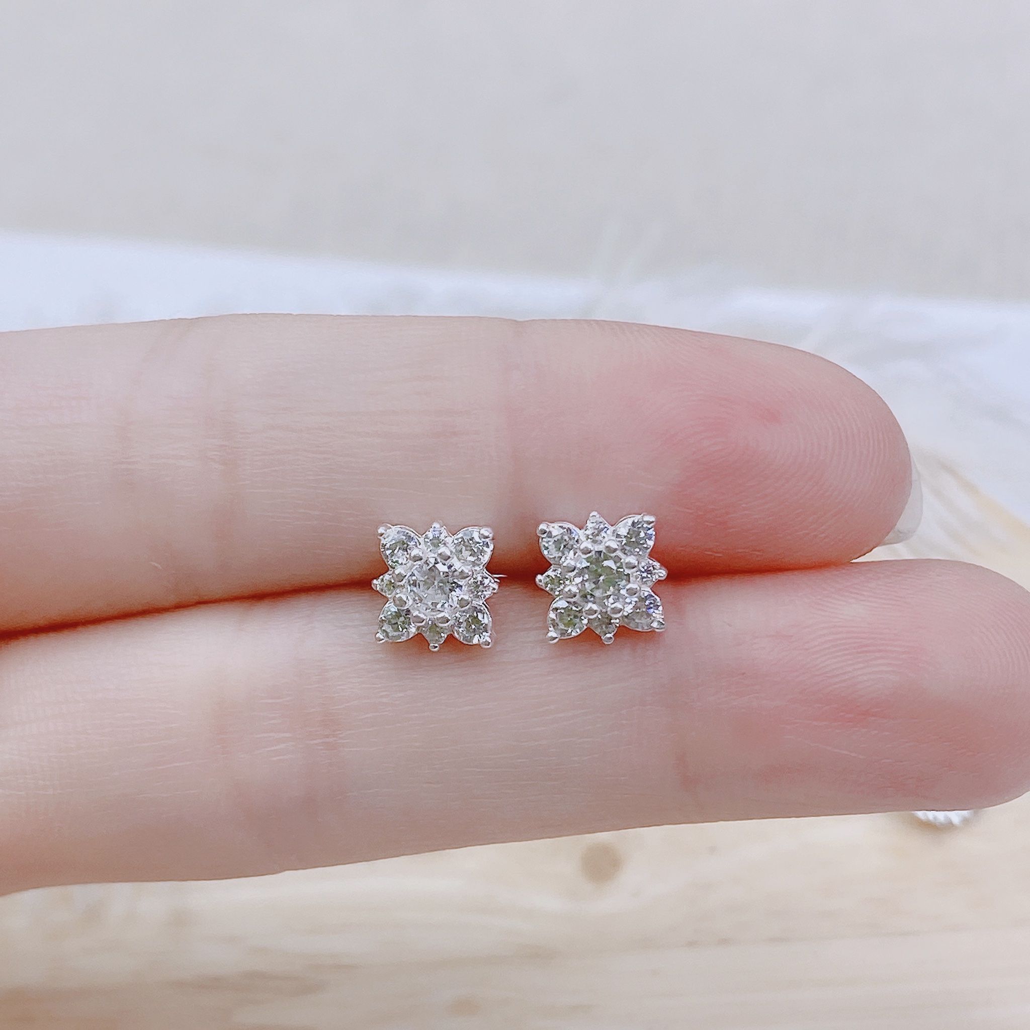  E882 Bông tai vuông 