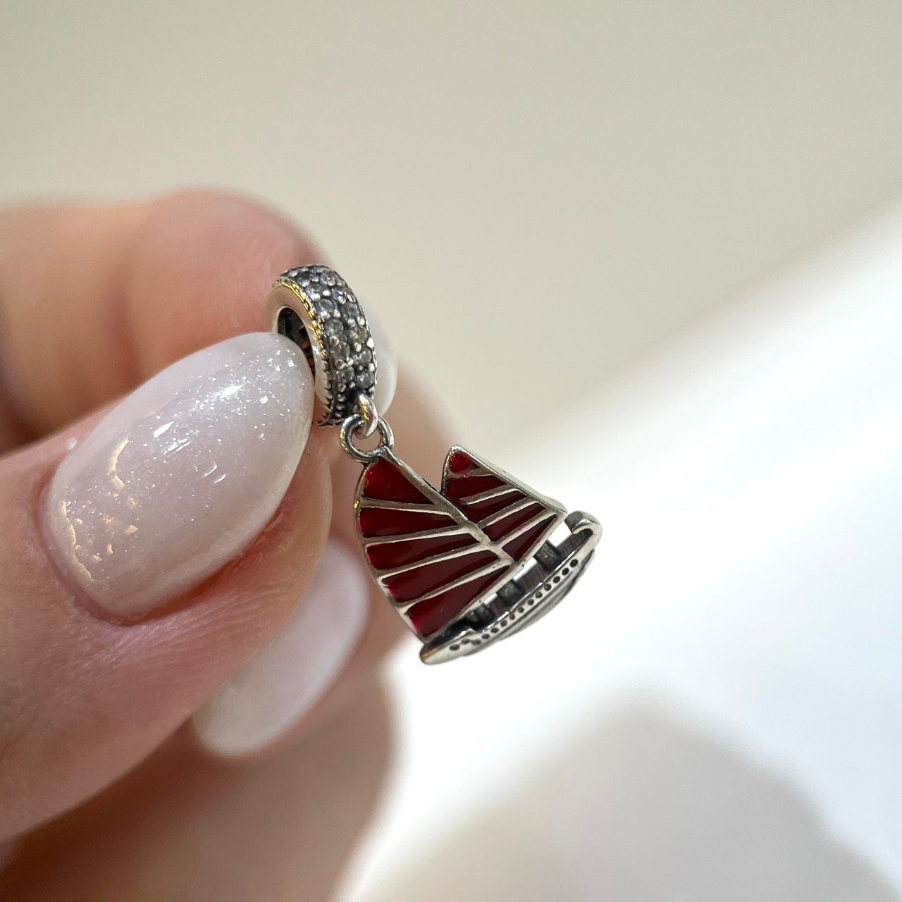  C484 Charm Thuyền Buồm Đỏ 
