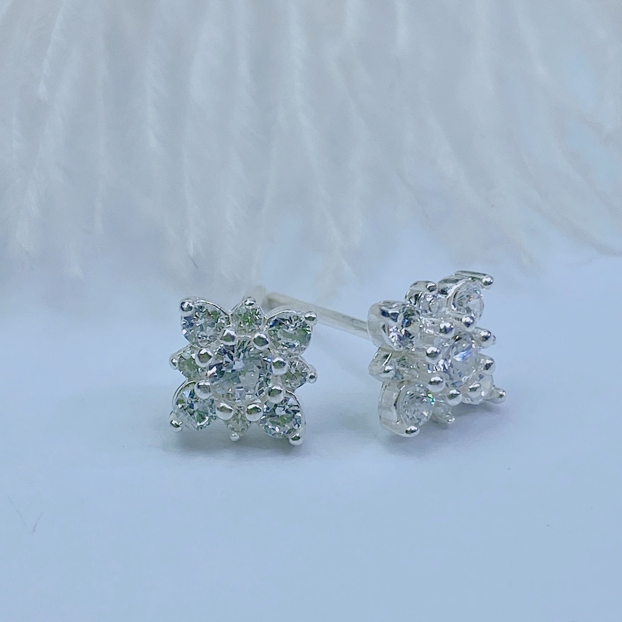  E882 Bông tai vuông 