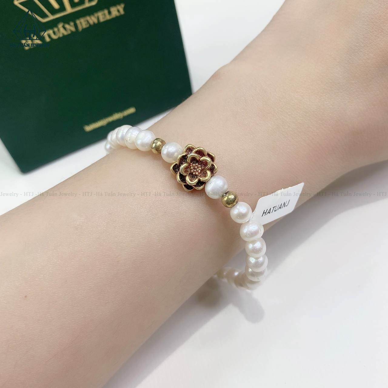 PE002 Vòng ngọc trai phối charm hoa sen 