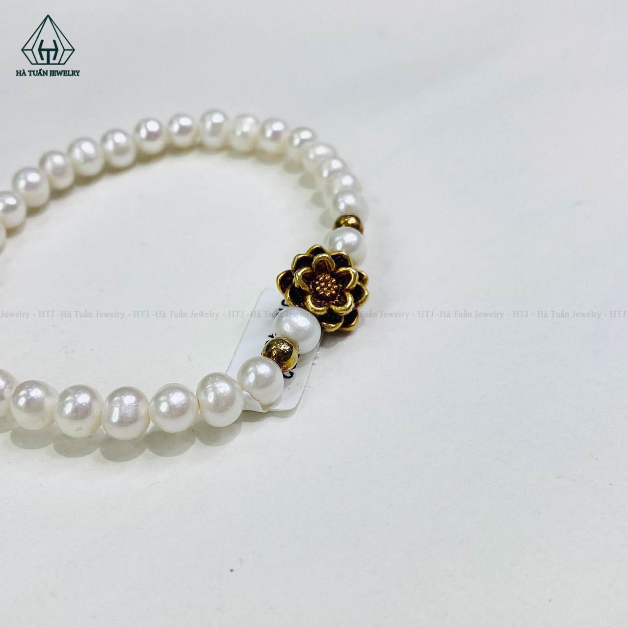  PE002 Vòng ngọc trai phối charm hoa sen 